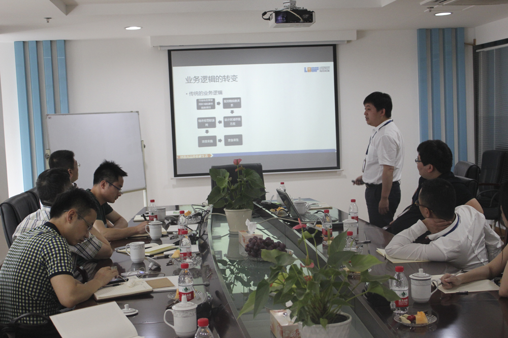 公司高層和中節能領導在會議室交流